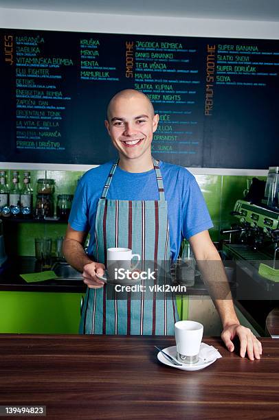 Photo libre de droit de Barman Tenant La Tasse De Café banque d'images et plus d'images libres de droit de Adulte - Adulte, Assistance, Bar