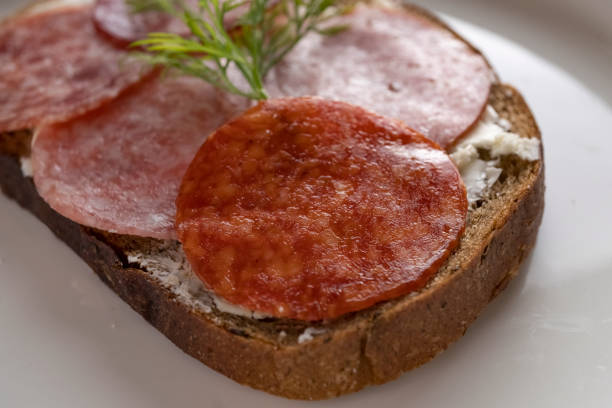 nahaufnahme sandwich mit getrockneter wurst - salami pepperoni cold cuts portion stock-fotos und bilder