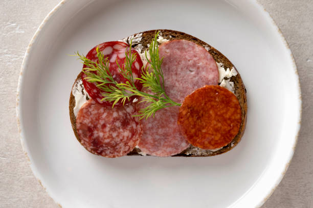 nahaufnahme sandwich mit getrockneter wurst - salami pepperoni cold cuts portion stock-fotos und bilder