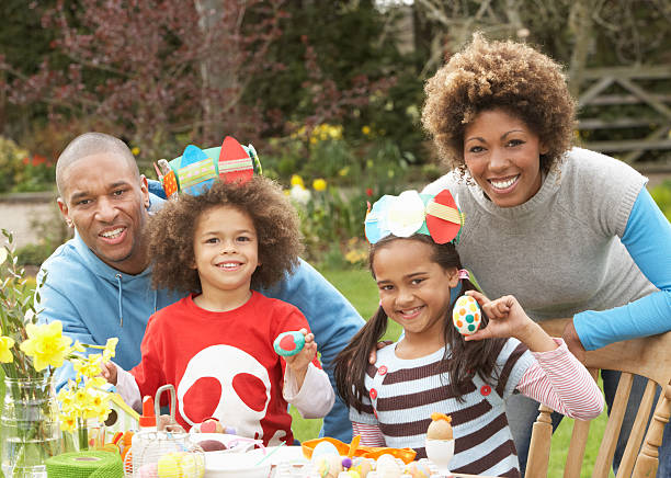 istock Family Painting Easter Eggs In Gardens 139496559