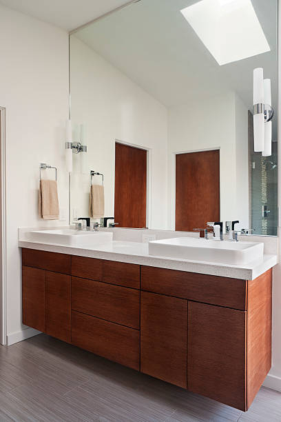 современная ванная комната с двойной раковины шкаф - medicine cabinet bathroom bathroom sink door стоковые фото и изображения