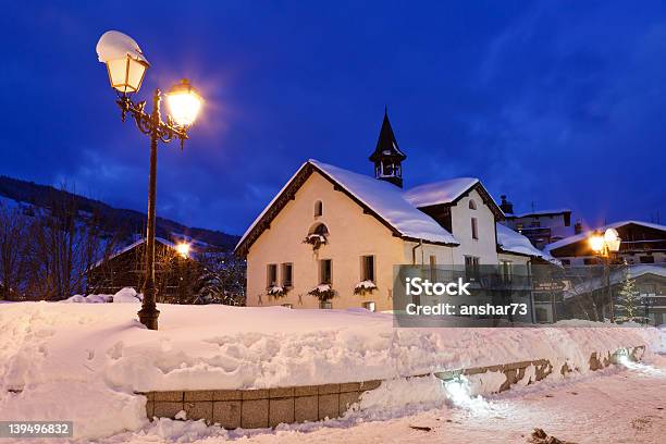 Foto de Megeve Resort De Esqui Nos Alpes Franceses À Noite e mais fotos de stock de Noite - Noite, Casa, Cena Rural