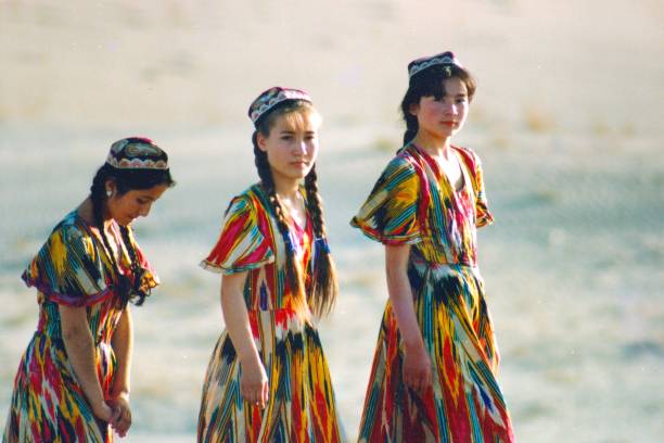 ragazze uigure vestite con costumi etnici che giocano in periferia - uighur foto e immagini stock