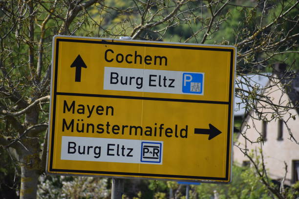 znak drogowy w dolinie mozeli - münstermaifeld zdjęcia i obrazy z banku zdjęć