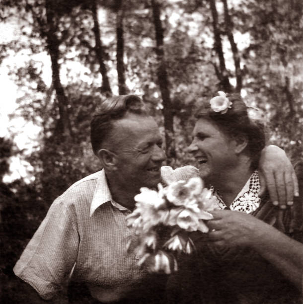 写真は1960年頃。男と女は笑いながら話している。 - old photograph ストックフォトと画像