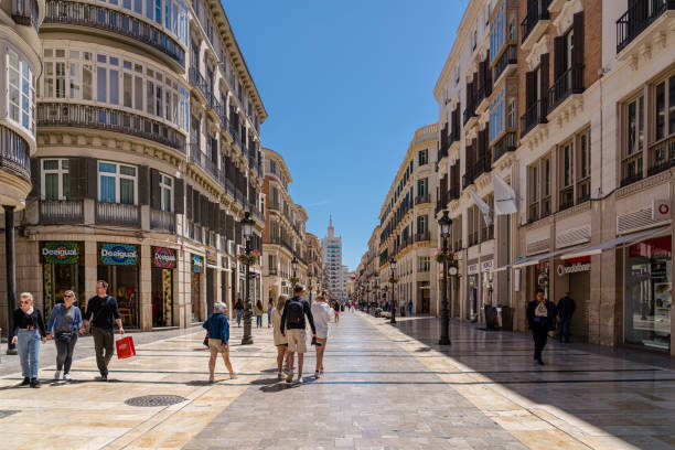 ヨーロッパの都市、コスタデルソルの有名な旅行先。 - street tower town andalusia ストックフォトと画像