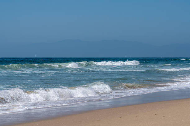 crashing waves along the coast of los angeles - santa monica beach beach california wave imagens e fotografias de stock