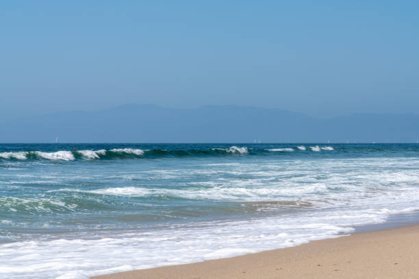 crashing waves along the coast of los angeles - santa monica beach beach california wave imagens e fotografias de stock