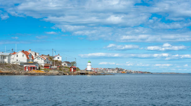 гётеборг архипелаг - fishing village idyllic red cottage стоковые фото и изображения