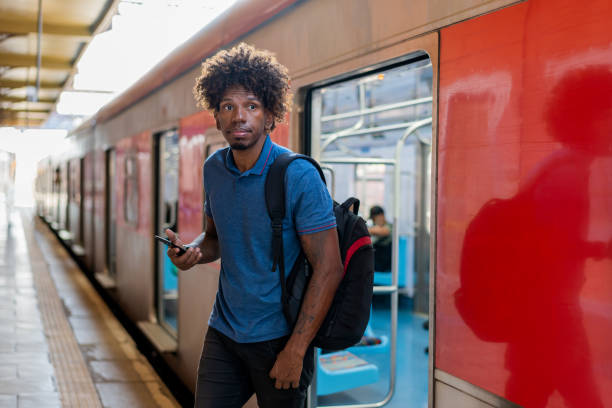 mężczyzna w pociągu metra za pomocą smartfona - people traveling travel leaving disembarking zdjęcia i obrazy z banku zdjęć