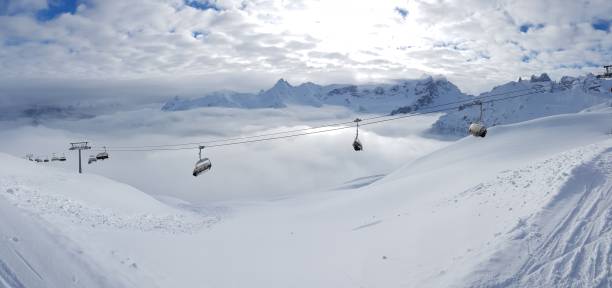 panoramablick über das verschneite skigebiet in den österreichischen alpen tagsüber - ski slope overhead cable car snow frost stock-fotos und bilder