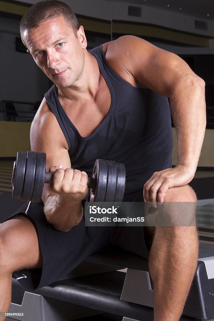 Istruttore di Fitness sollevamento pesi - Foto stock royalty-free di 30-34 anni