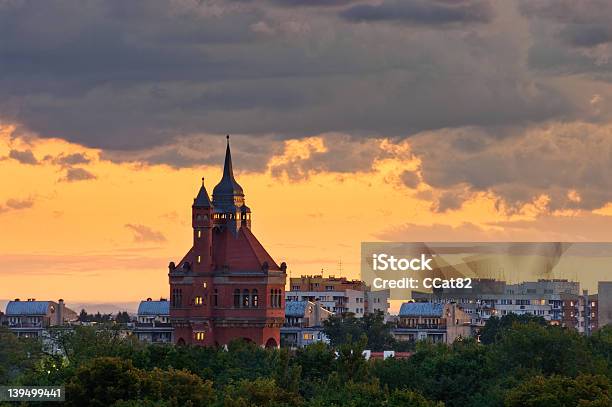 Torre De Água De Wroclaw Polónia - Fotografias de stock e mais imagens de Alto - Descrição Física - Alto - Descrição Física, Amarelo, Anoitecer