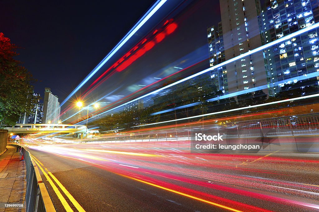 Tráfego de noite na cidade - Foto de stock de Arquitetura royalty-free