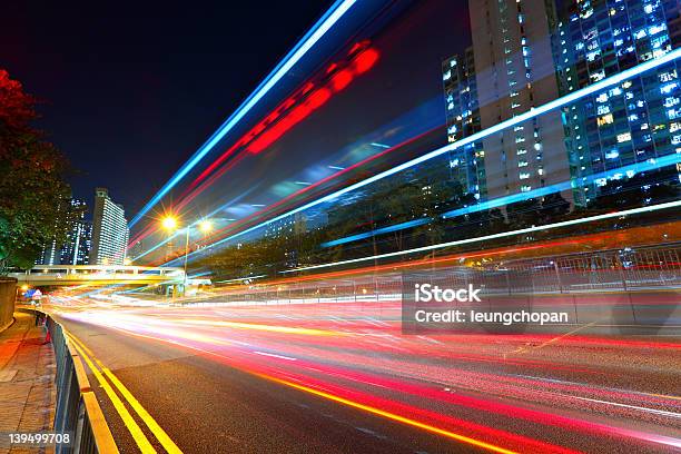 Foto de Tráfego De Noite Na Cidade e mais fotos de stock de Arquitetura - Arquitetura, Arranha-céu, Azul