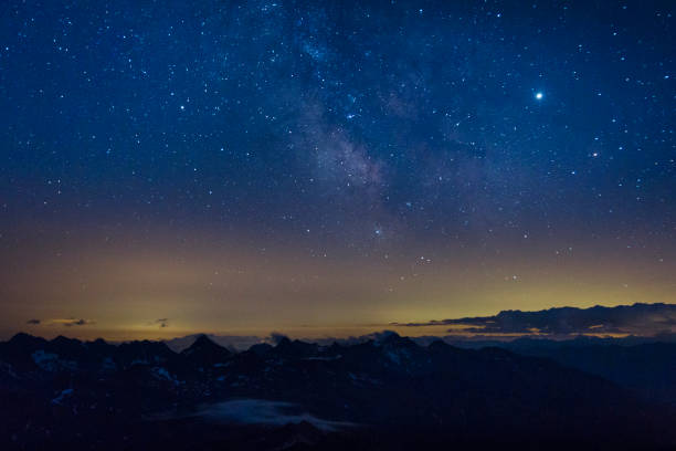 la voie lactée dans le ciel nocturne au-dessus des alpes autrichiennes. vue depuis le sommet du rocher grossglockner, kals am grossglockner, autriche - european alps mountain mountain peak rock photos et images de collection