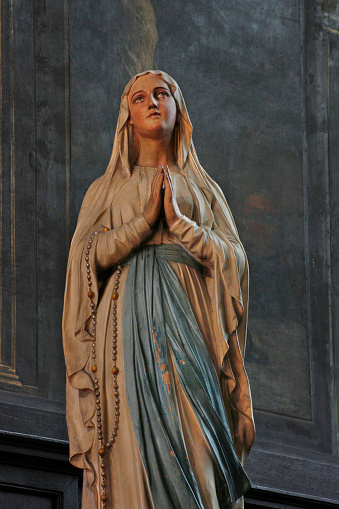 A statue of the Virgin Mary inside église Saint-Merri in Paris