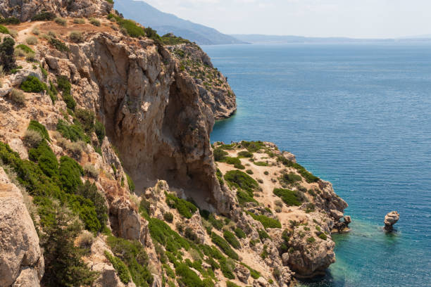 acantilados en el mar mediterráneo y roca única en aguas claras - scenics multi colored greece blue fotografías e imágenes de stock