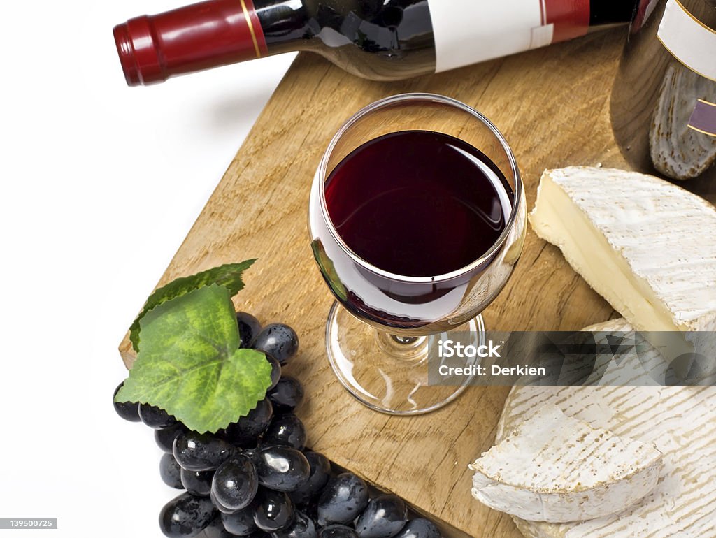 Roter Wein, Traube, Brie und Camembert - Lizenzfrei Freisteller – Neutraler Hintergrund Stock-Foto