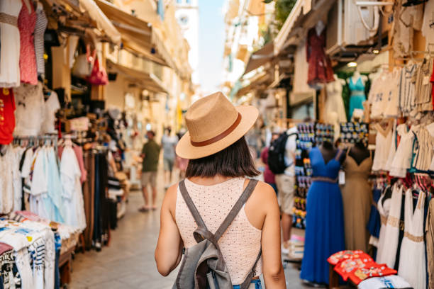 joven turista en el mercado callejero - bazaar fotografías e imágenes de stock