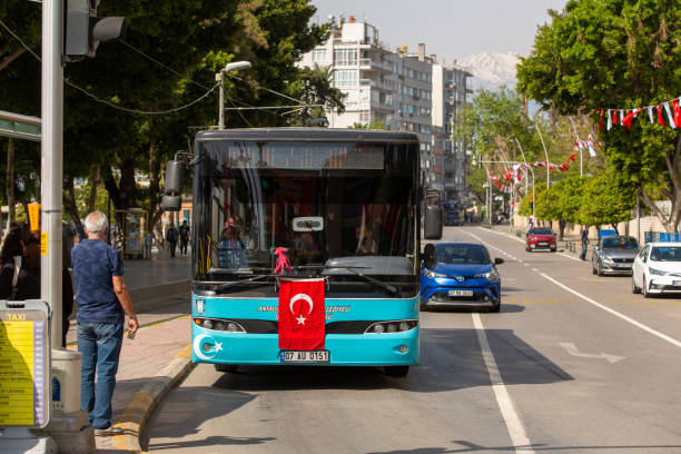 el autobús utilizado como vehículo de transporte público de la ciudad en antalya. transporte público - pay as you go fotografías e imágenes de stock