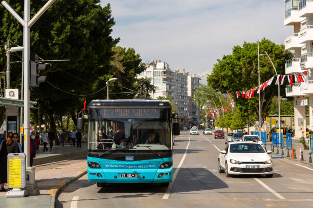 el autobús utilizado como vehículo de transporte público de la ciudad en antalya. transporte público - pay as you go fotografías e imágenes de stock