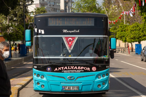 el autobús utilizado como vehículo de transporte público de la ciudad en antalya. transporte público - pay as you go fotografías e imágenes de stock