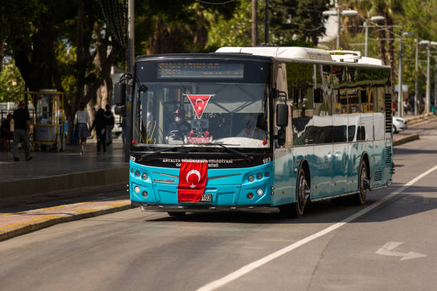 el autobús utilizado como vehículo de transporte público de la ciudad en antalya. transporte público - pay as you go fotografías e imágenes de stock