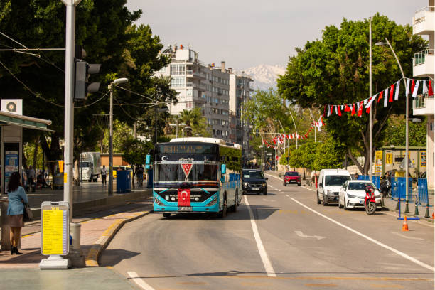 el autobús utilizado como vehículo de transporte público de la ciudad en antalya. transporte público - pay as you go fotografías e imágenes de stock