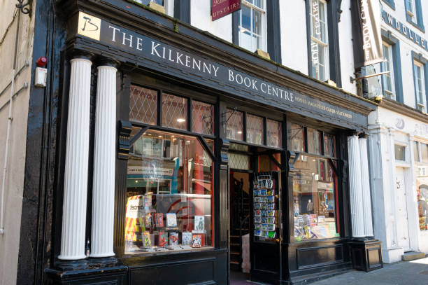 centrum książki kilkenny - kilkenny city zdjęcia i obrazy z banku zdjęć