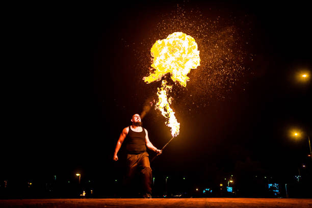 소방 사육자 성능 - fire eater fire performance circus performer 뉴스 사진 이미지