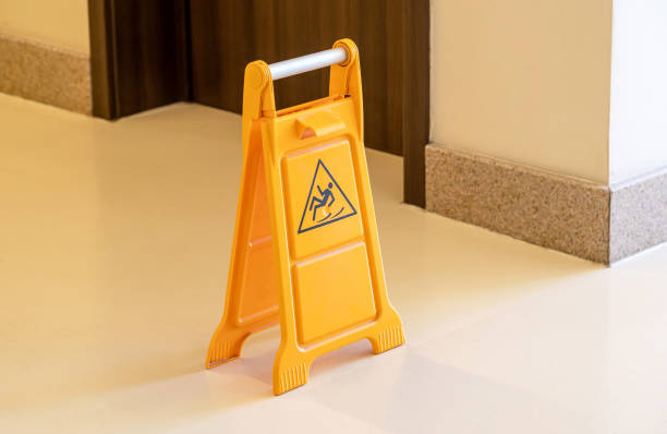 One orange caution slippery wet floor fold out sign in the hallway, workplace safety, accidents symbol, risk of falling, warning abstract concept, nobody, single object closeup, no people, maintenance una advertencia naranja resbaladiza piso mojado letrero desplegable en el pasillo, seguridad en el lugar de trabajo, símbolo de accidentes, riesgo de caída, concepto abstracto de advertencia, nadie, primer plano de un solo objeto, sin personas, mantenimi