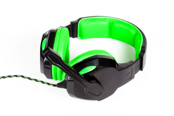 semplici cuffie da gioco cablate verde neon chiaro brillante con un oggetto microfono isolato su bianco ritagliato, comunicazione audio chat, accessori per computer giocatore pc, musica e suono concetto astratto - short phrase audio foto e immagini stock