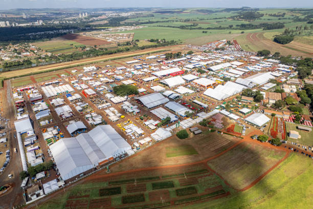 vista aérea do "agrishow", feira internacional de tecnologia agrícola, ribeirão preto, são paulo, brasil. - agricultural fair - fotografias e filmes do acervo