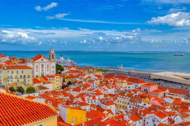 vista panoramica del quartiere alfama a lisbona - città di lisbona foto e immagini stock