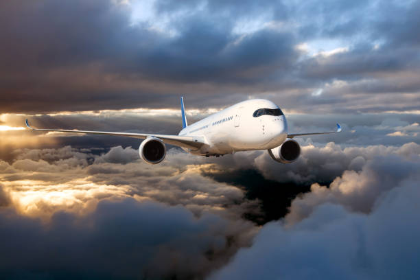 пассажирский самолет летит высоко над грозовыми облаками - private airplane flash стоковые фото и изображения