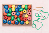 draufsicht-auf-buntes-montessori-sensorisches-lernmaterial-gewindeformen.jpg?b=1&s=170x170&k=20&c=6DNX1JppT8M8F_J48QX0NSfFBpMwPsRTBIywpOsHi4I=