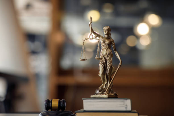 giustizia simboli di legge e giustizia, simbolo della statua della giustizia, immagine del concetto di legge legale - justice law legal system statue foto e immagini stock