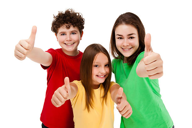 детей показаны ok знак изолированные на белом фоне - thumbs up teenager adolescence group of people стоковые фото и изображения