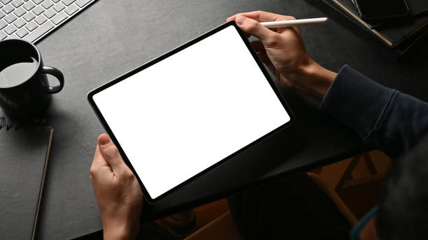ワークスペースで最新のデジタルタブレットタッチパッドを使用する男性グラフィックデザイナー。 - digital tablet digitized pen touchpad men ストックフォトと画像