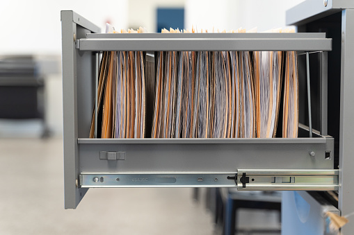 Colgar archivos en el gabinete de llenado en una oficina en el trabajo photo
