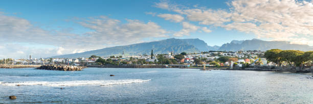 panoramablick auf die stadt saint pierre und den hafen von la réunion - corbel stock-fotos und bilder