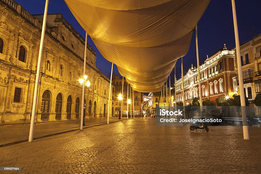 Plaza de San Francisco à Séville, de nuit - Photo de Palais libre de droits