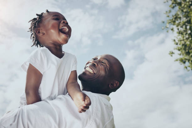 foto de un joven padre y su hija pasando tiempo juntos afuera - men fun father daughter fotografías e imágenes de stock