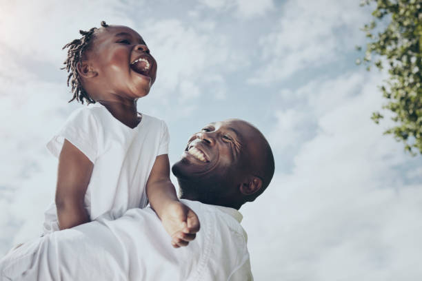 photo d’un jeune père et de sa fille passant du temps ensemble à l’extérieur - family african ethnicity black african descent photos et images de collection