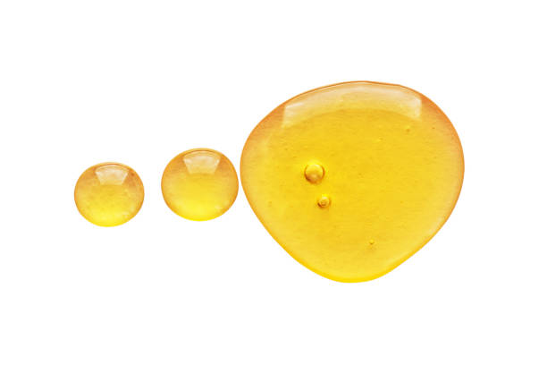 bulles d’huile abstraites jaune doré ou gouttes de sérum pour le visage isolées sur fond blanc. - huile de massage photos et images de collection