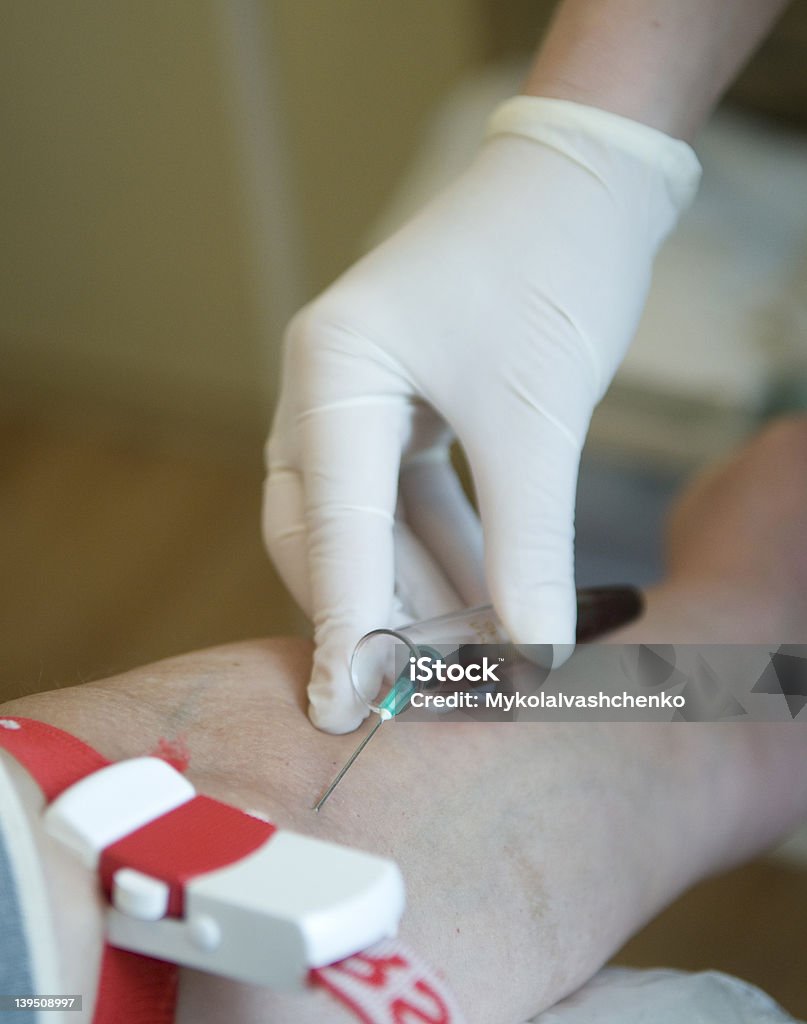 Pobieranie próbek krwi z żyły - Zbiór zdjęć royalty-free (Badania kliniczne)