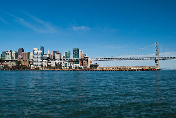 san fransisco горизонта и залив мост - bay bridge san francisco county san francisco bay area landscaped стоковые фото и изображения