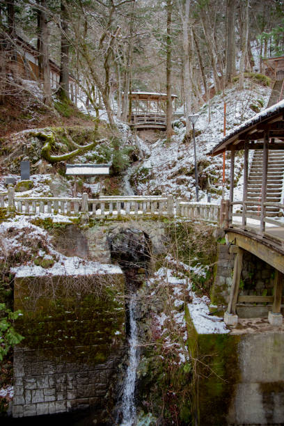 kamienny most w górach nagano jest pokryty śniegiem w japonii - stonemade zdjęcia i obrazy z banku zdjęć