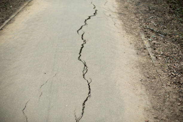 アスファルトの亀裂。欠陥のある道路。 - pot hole ストックフォトと画像